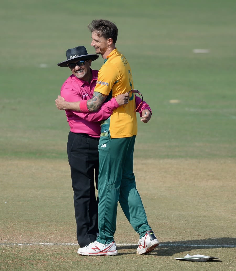 Dale Steyn hugs on-field umpire Anil Dandekar