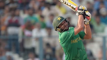 Vintage Afridi knock puts Peshawar in first place