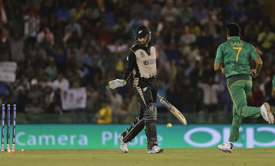 Mohammad Sami celebrates after removing Martin Guptill