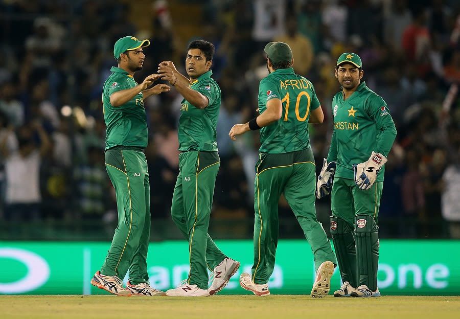 Mohammad Sami celebrates a wicket with his team-mates