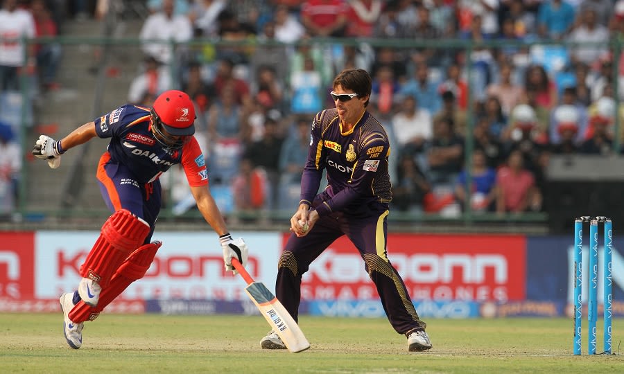 Brad Hogg collects the ball even as Karun Nair makes his ground