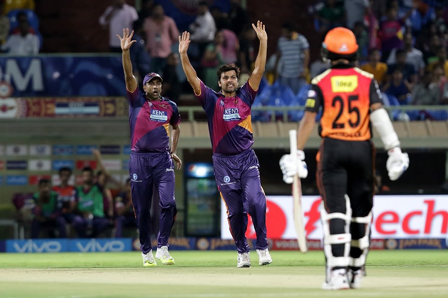RP Singh and R Ashwin appeal for the wicket of David Warner
