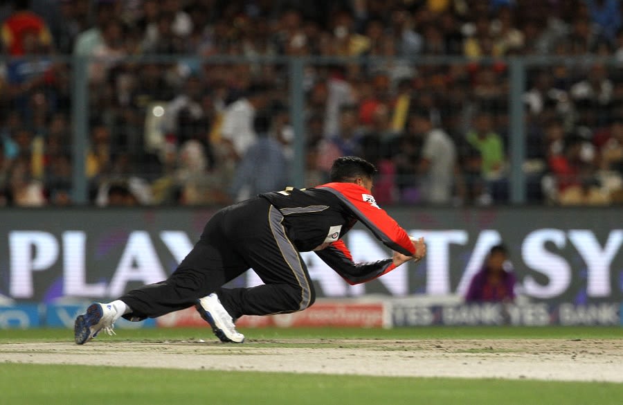 Iqbal Abdulla takes a catch off his own bowling to dismiss Robin Uthappa