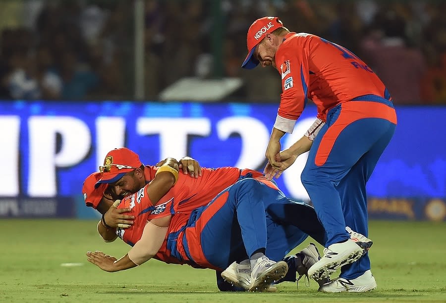 Shadab Jakati, Suresh Raina and Aaron Finch celebrate Gautam Gambir's run out