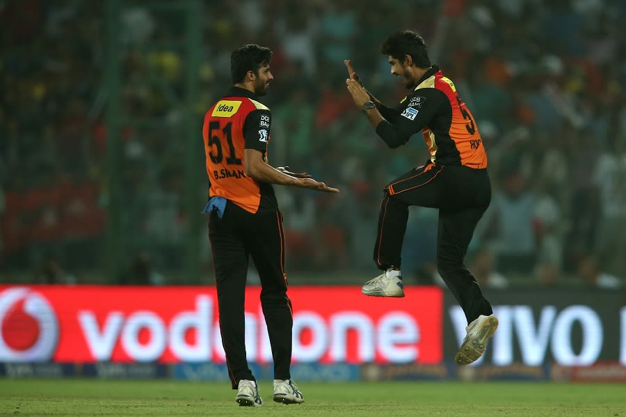 Barinder Sran and Deepak Hooda celebrate the wicket of Robin Uthappa