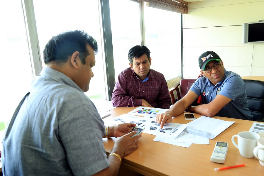 Bangladesh coach Chandika Hathurusingha meets with BCB officials Akram Khan and Nizamuddin Chowdhury