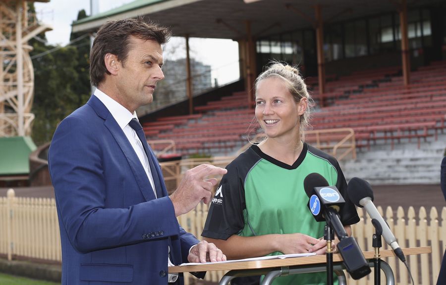 Adam Gilchrist talks to Melbourne Stars' Meg Lanning