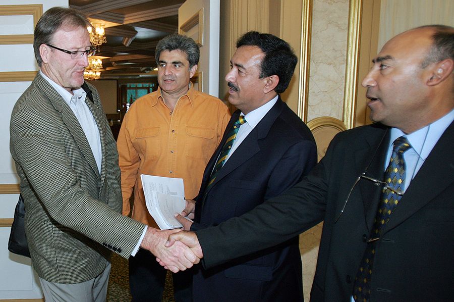 Geoff Lawson shakes hands with Mudassar Nazar after his interview for the Pakistan coaching job