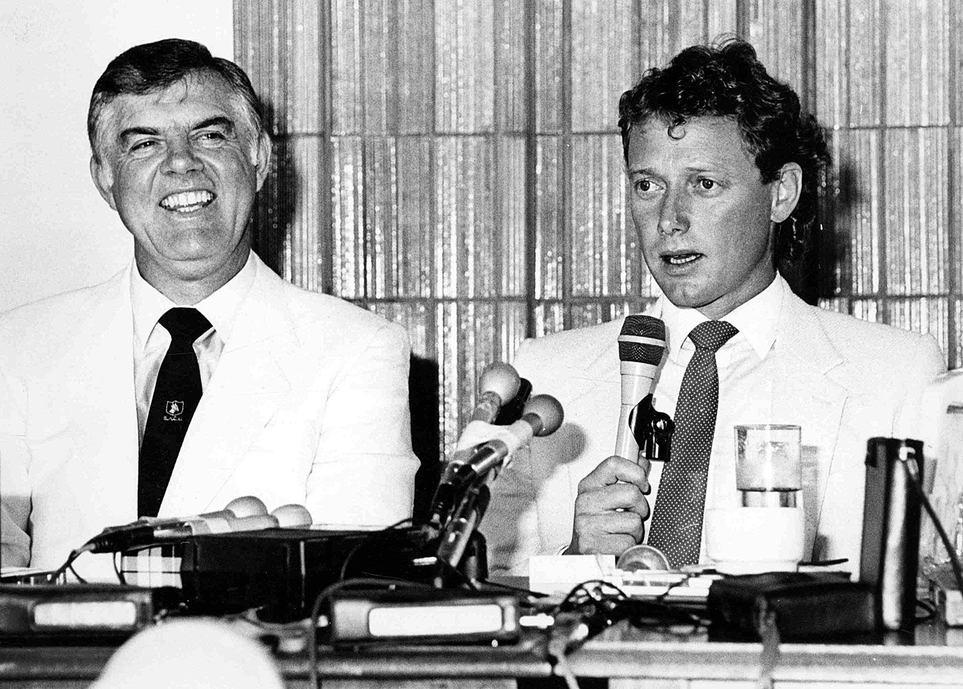 Kim Hughes and Geoff Dakin at a press conference to launch Australia's rebel tour of South Africa