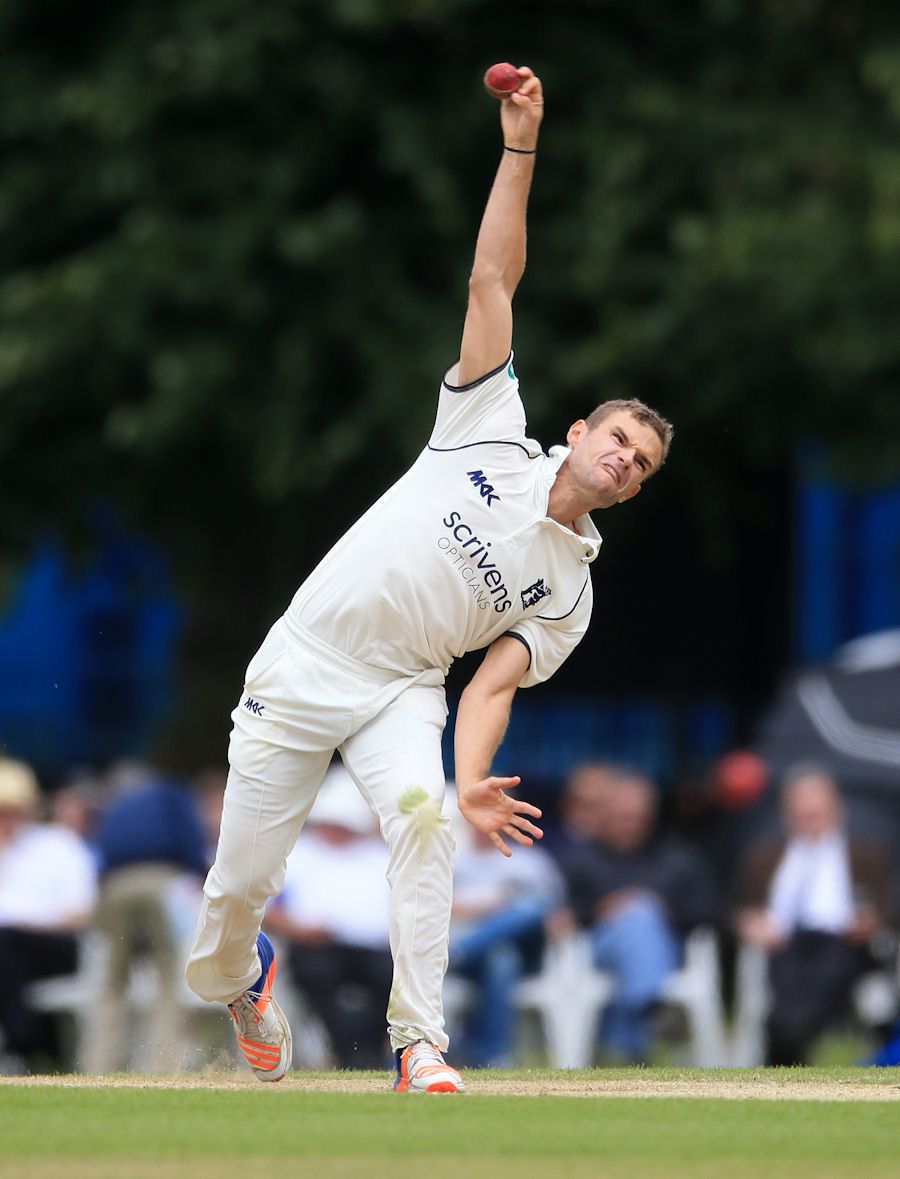 Josh Poysden in action for Warwickshire