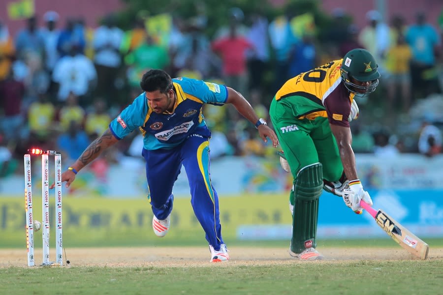 Ravi Rampaul tries to run out Chris Barnwell