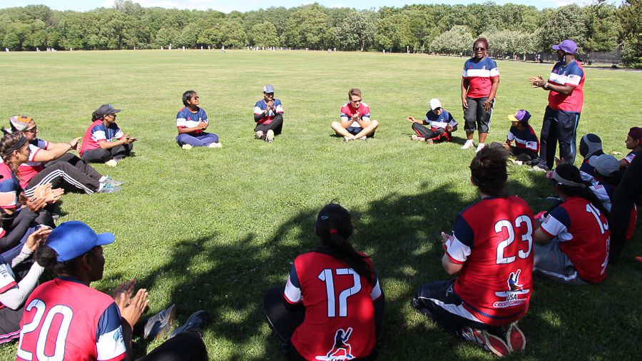 Stephanie Power talks to the women players at the ICC Combine