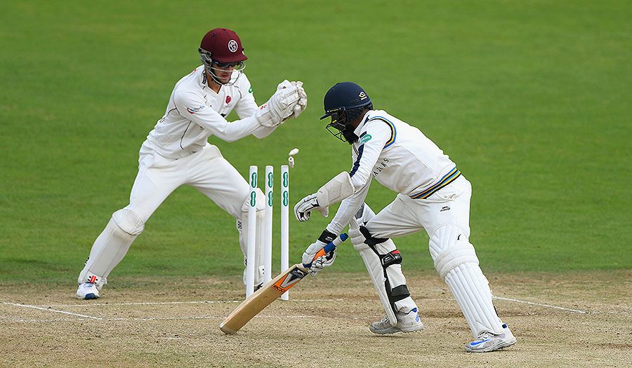 Ryan Davies stumps Adil Rashid