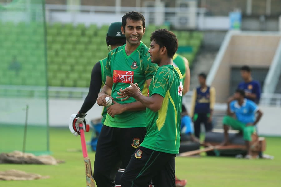 Mosharraf Hossain and Mehedi Hasan have a chat during training