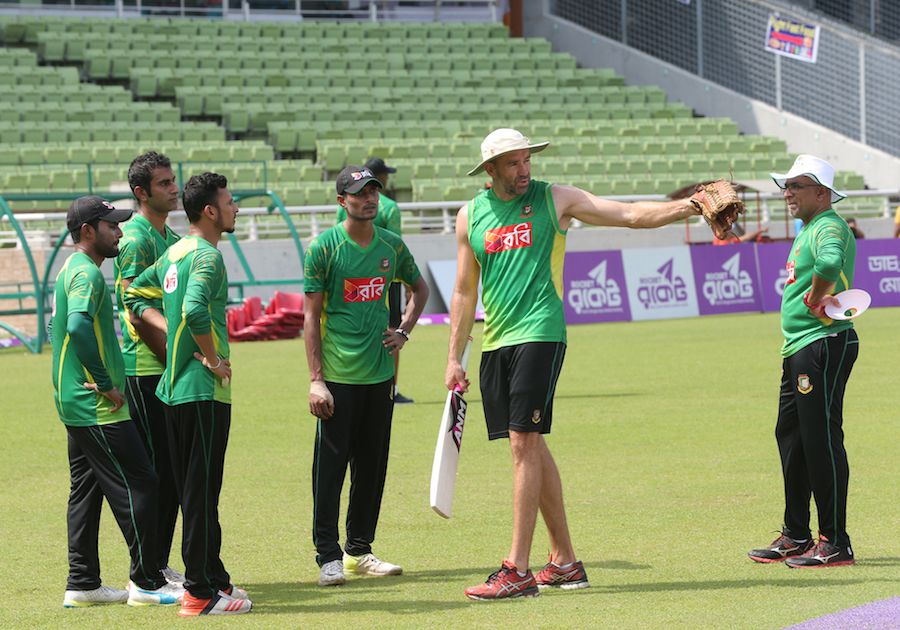 Assistant coach Richard Halsall talks to the Bangladesh players