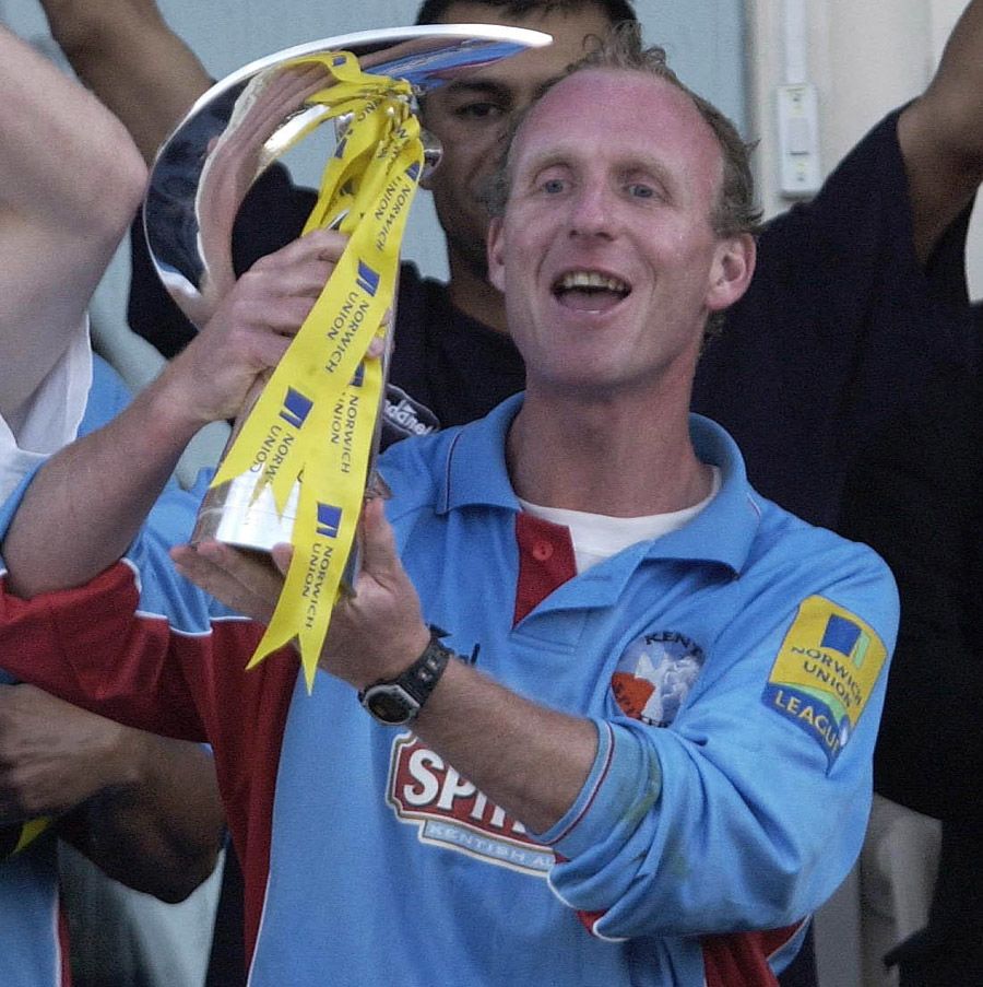 Kent captain Matthew Fleming lifts up the Norwich Union League trophy