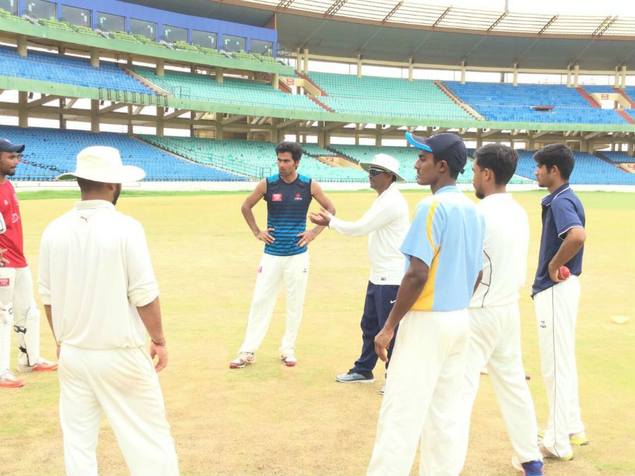 Mohammad Kaif and Sulakshan Kulkarni chat with the Chhattisgarh players