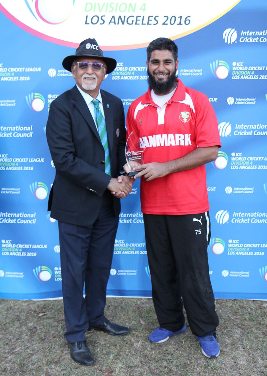 Zameer Khan accepts the Man of the Match award
