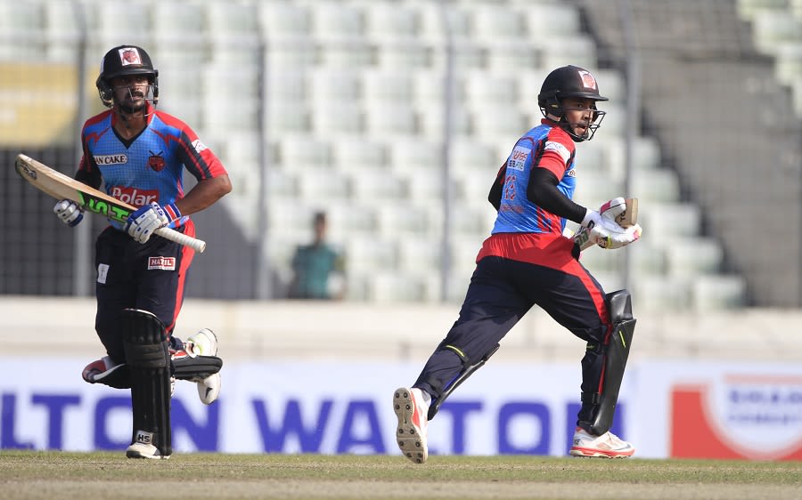 Shahriar Nafees and Mushfiqur Rahim complete a run