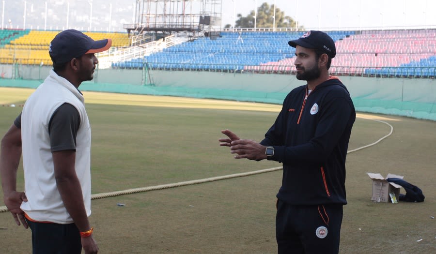 Irfan Pathan chats with Ishwar Pandey