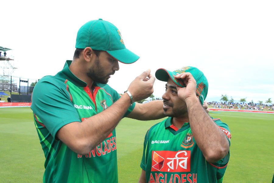 Tanbir Hayder receives his first ODI cap from Mashrafe Mortaza