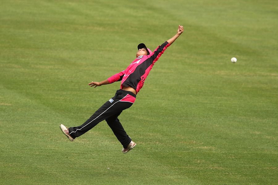 Lisa Sthalekar attempts to take a catch