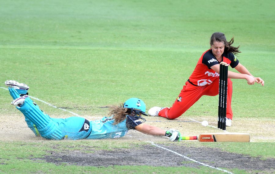 Haidee Birkett dives as Molly Strano attempts to breaks the stumps