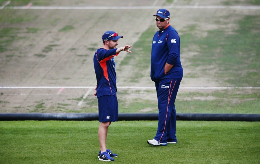 Mike Hesson and Craig McMillan chat during the rain delay