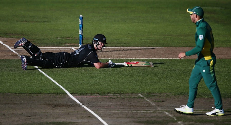 Neil Broom dives to make his ground while Faf du Plessis looks on