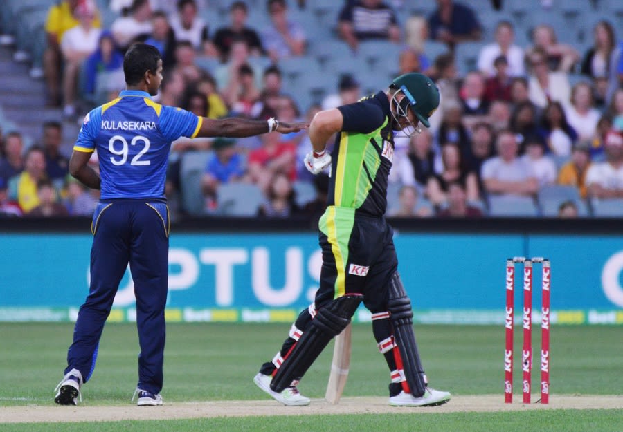 Nuwan Kulasekara apologizes to Aaron Finch after inadvertently hitting him 