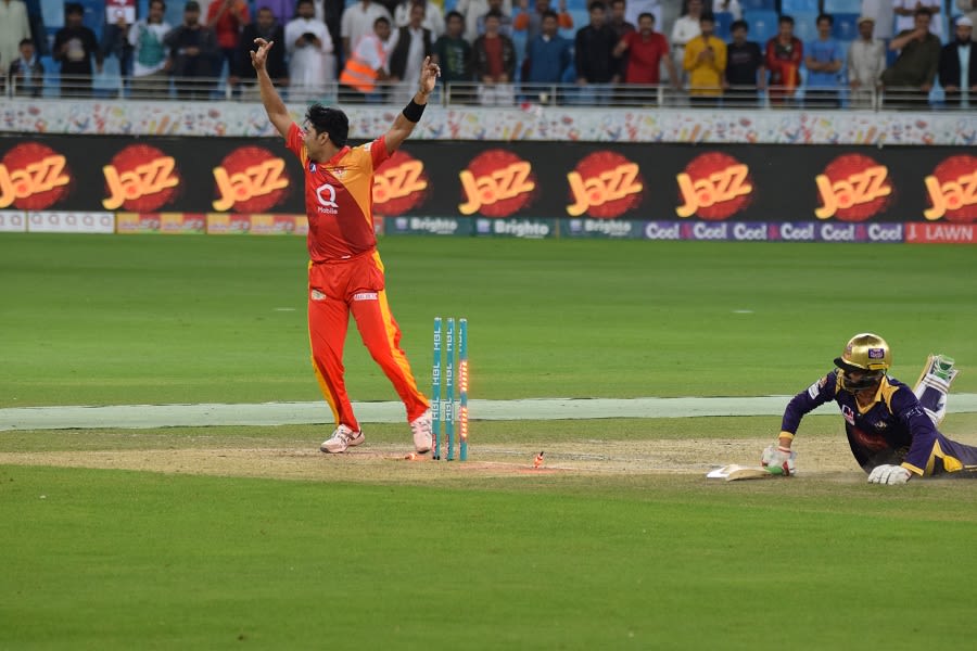 Mohammad Sami celebrates Anwar Ali's dismissal