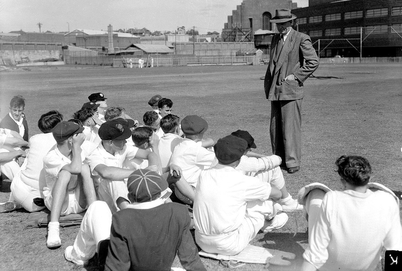 Bill O'Reilly talks to young cricketers at the SCG