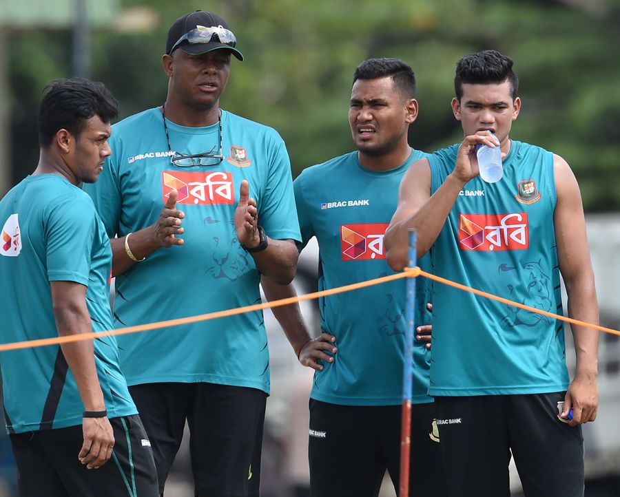 Courtney Walsh chats with Bangladesh seamers Kamrul Islam, Subashis Roy and Taskin Ahmed