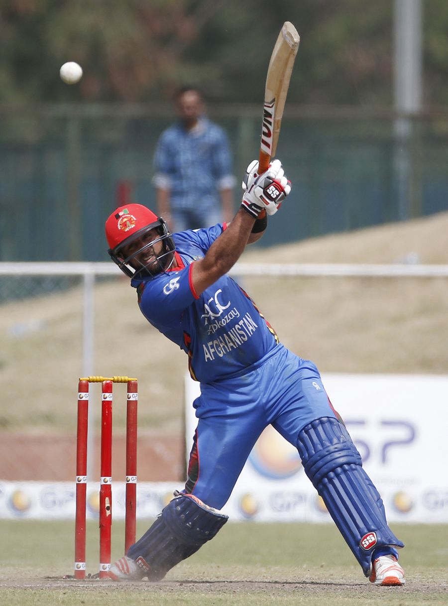 Shafiqullah lifts one over the covers