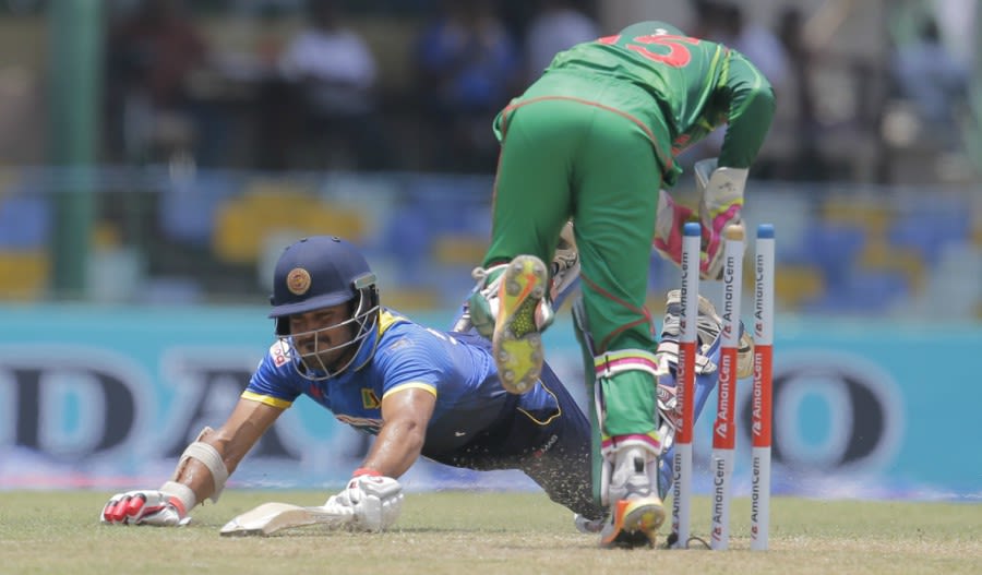 Mushfiqur Rahim catches Milinda Siriwardana short