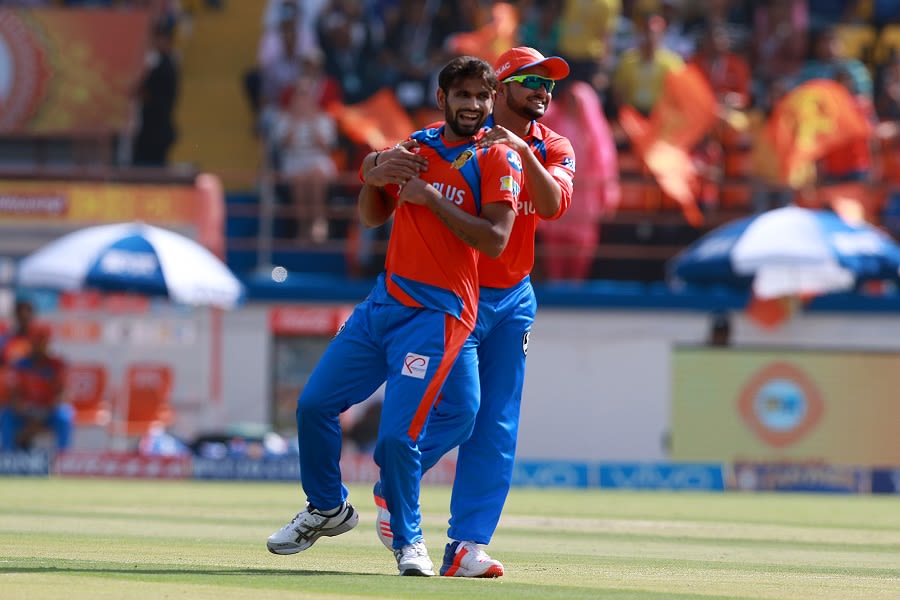 Suresh Raina congratulates Nathu Singh after Manan Vohra's dismissal