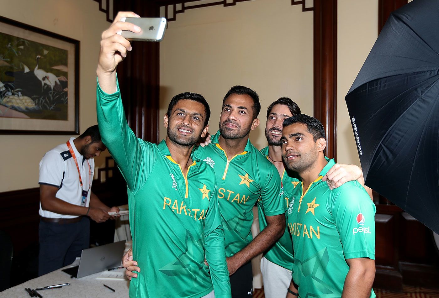 Shoaib Malik, Wahab Riaz, Anwar Ali and Umar Akmal take a selfie