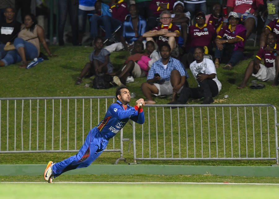 Samiullah Shenwari takes a stunning catch in the deep