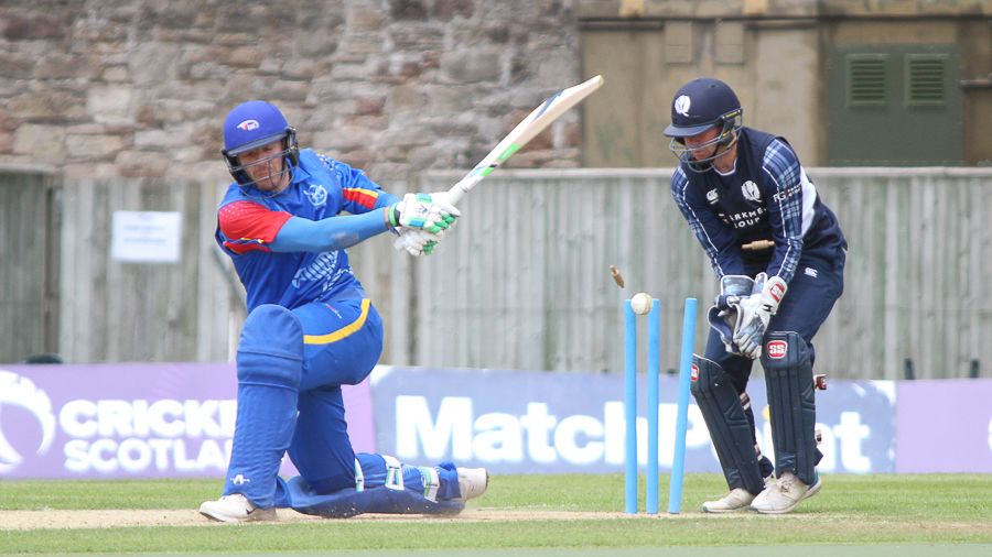 Sarel Burger attempts a sweep