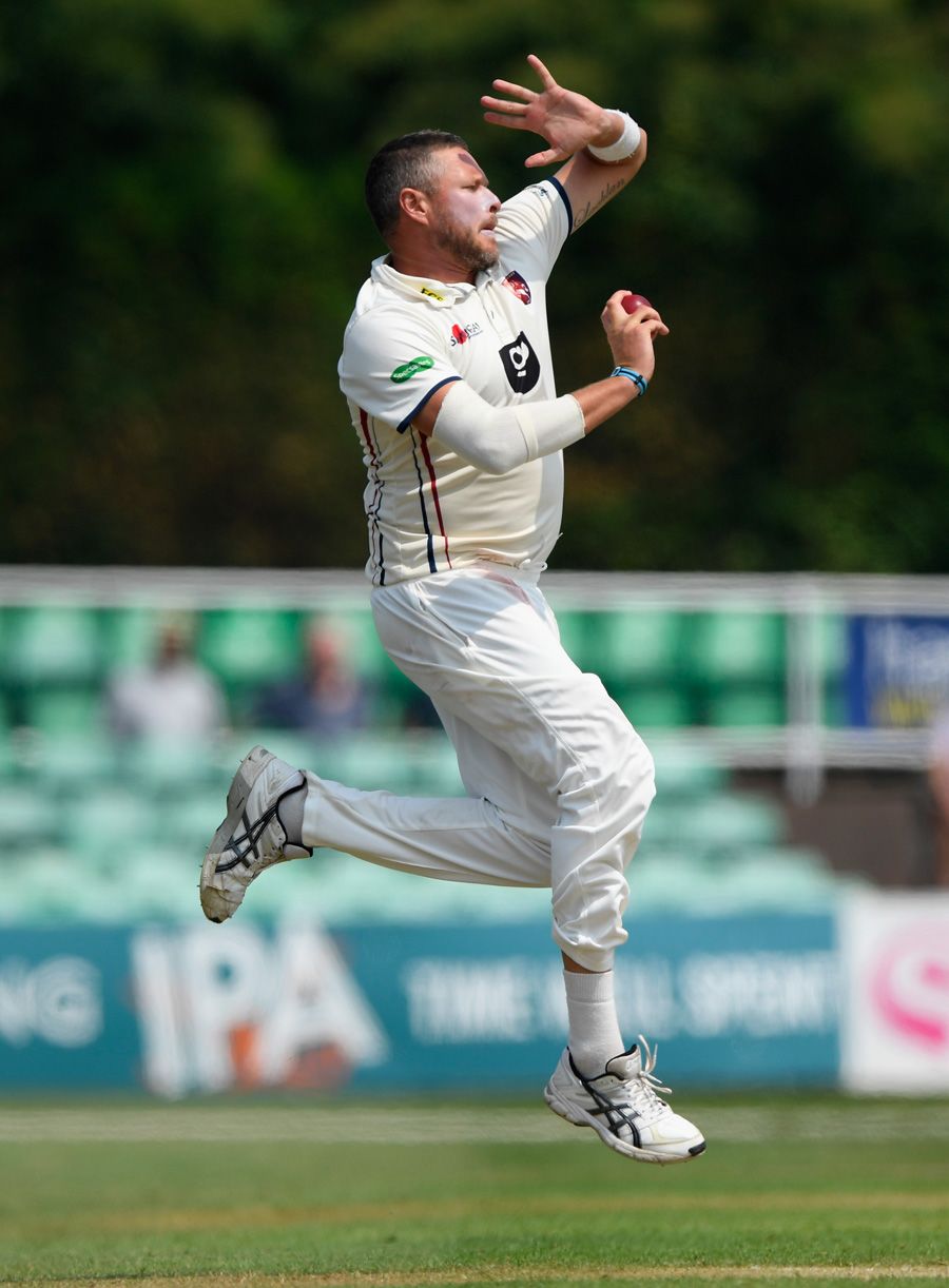 Mitchell Claydon bowling for Kent