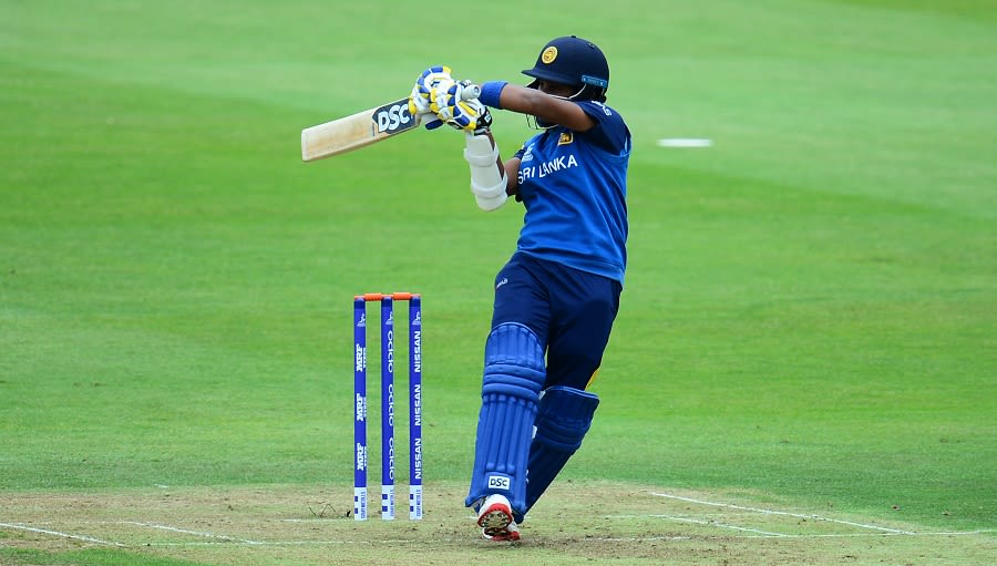 Chamari Polgampola executes a hook