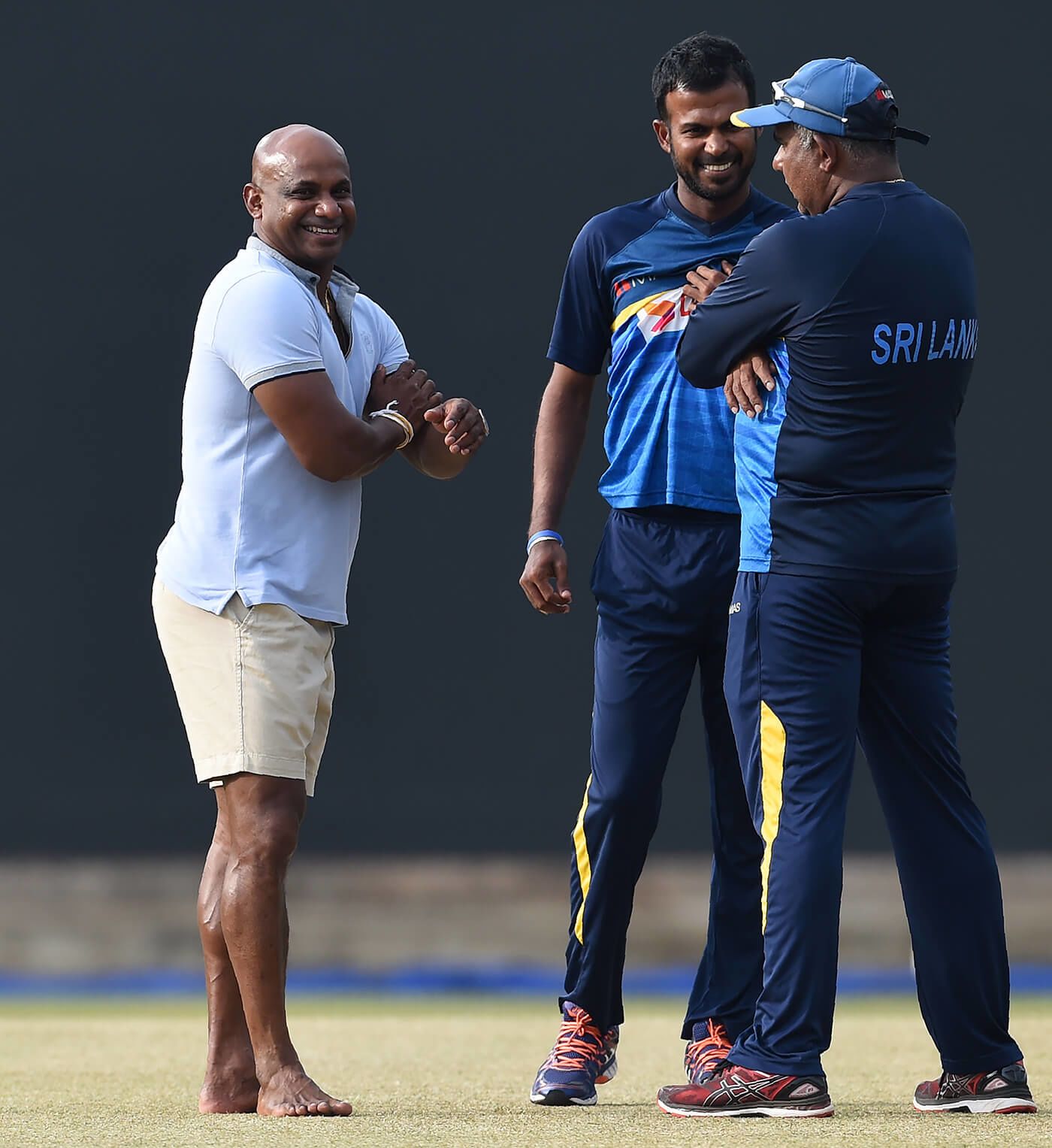 Chief selector Sanath Jayasuriya talks to captain Upul Tharanga and cricket manager Asanka Gurusinha