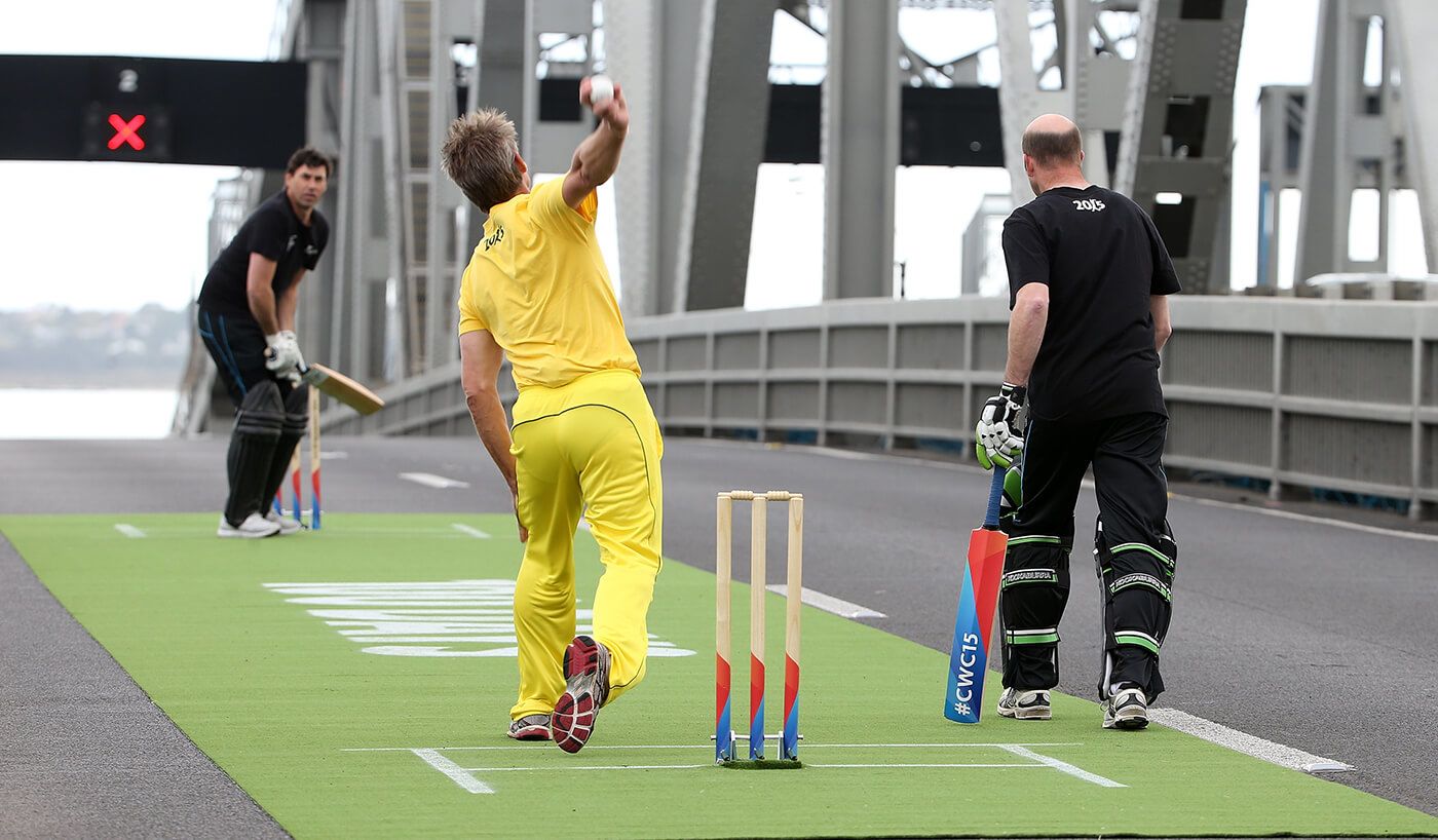Stephen Fleming and Andy Bichel about to play cricket on Auckland Harbour Bridge, marking 100 days to go until the 2015 World Cup