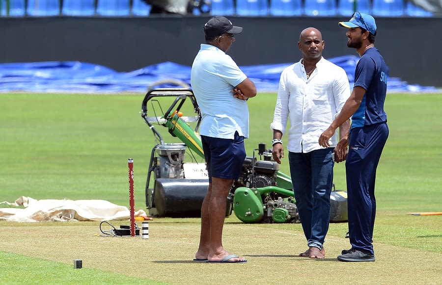 Asanka Gurusinha, Sanath Jayasuriya, and Dinesh Chandimal have a chat