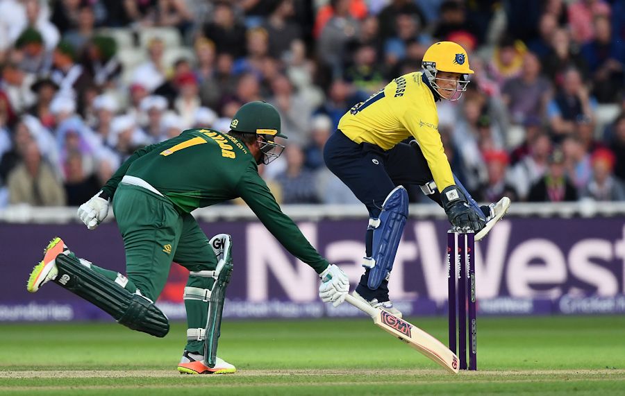 Tim Ambrose attempts to dismiss Brendan Taylor