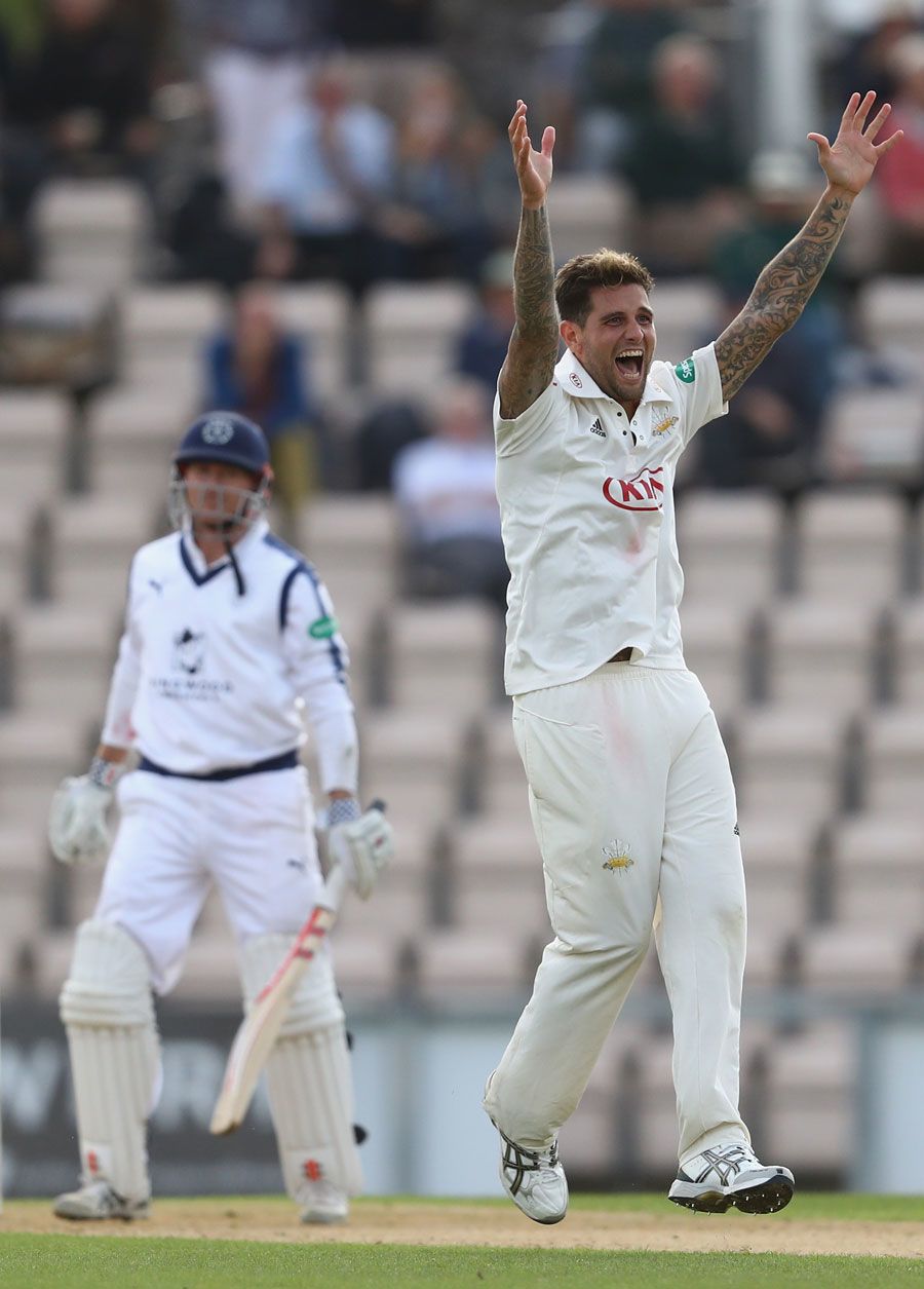 Jade Dernbach claimed vital early wickets