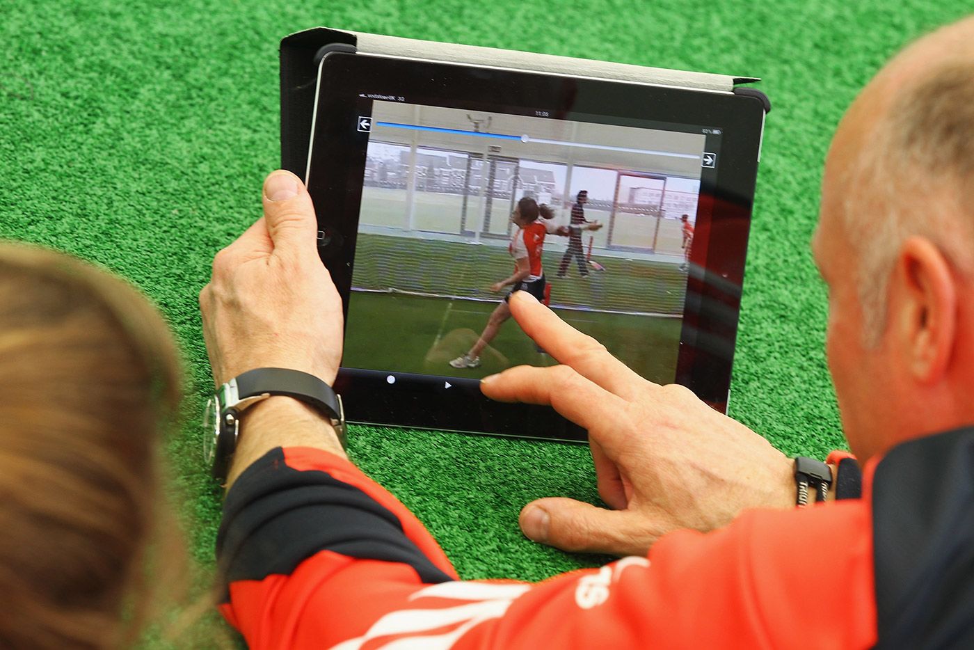 Paul Jarvis and Natalie Sciver analyse her bowling action