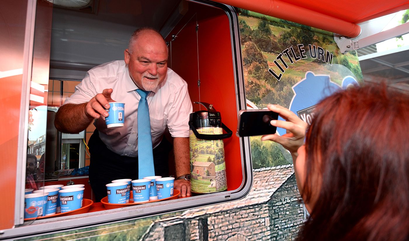 Mike Gatting offers tea to spectators