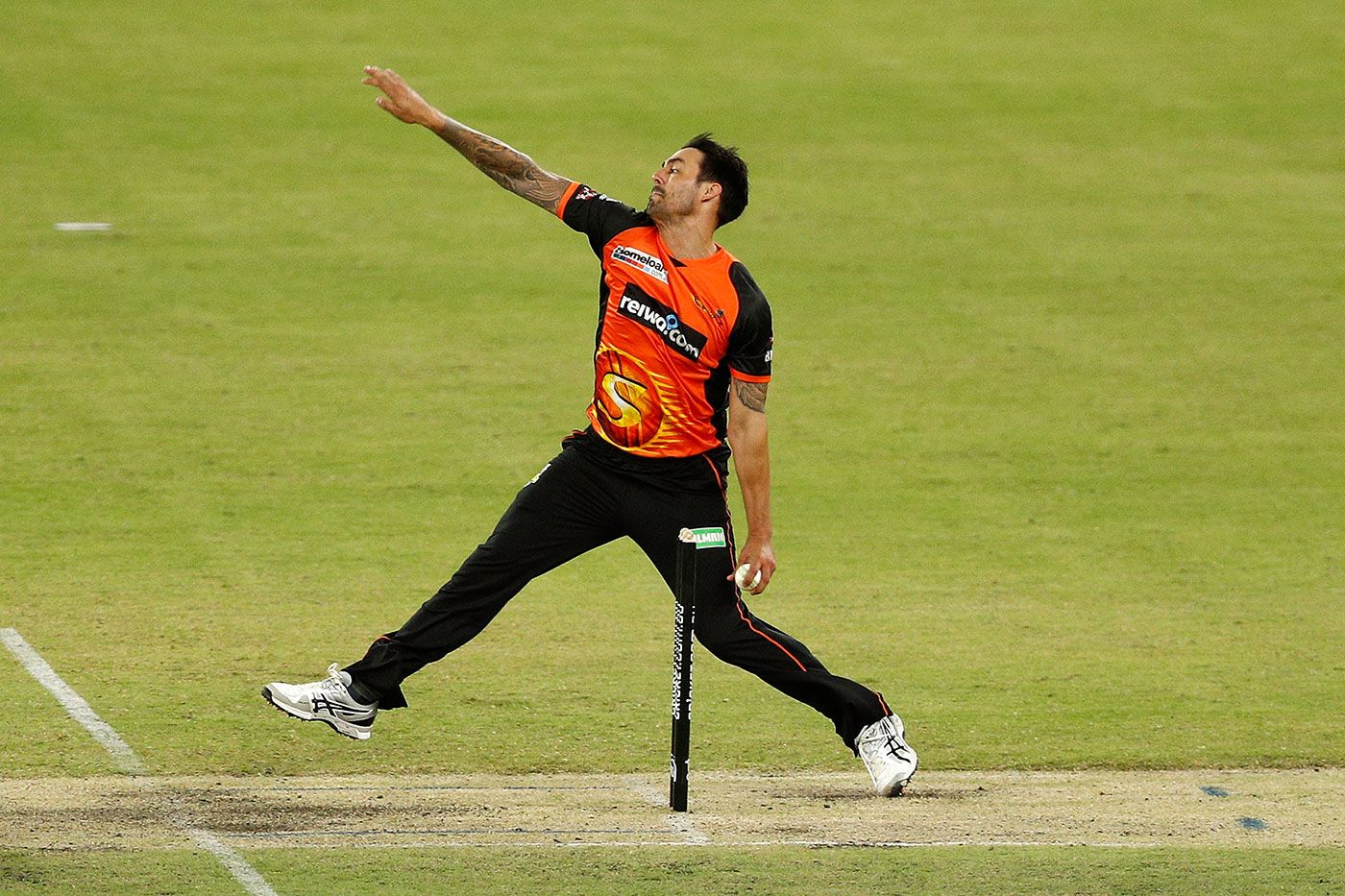 Mitchell Johnson limbers up for the BBL