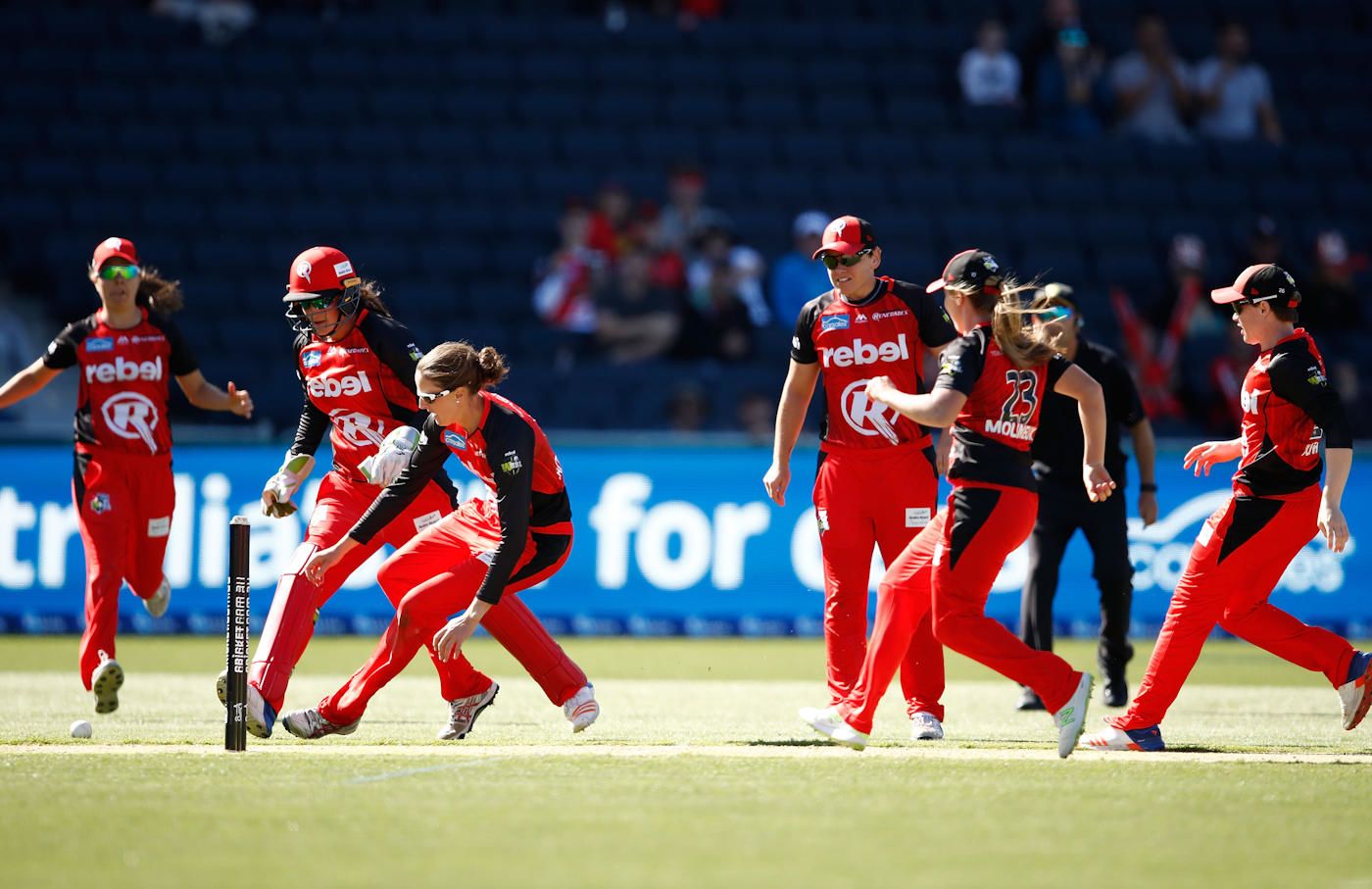 Amy Satterthwaite attempts a run out of Sarah Aley off the final ball of the Sixers chase